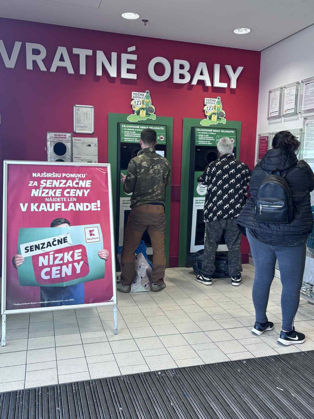 Automaty do zbiórki butelek i puszek PET w jednym z supermarketów w Starej Lubowni na Słowacji