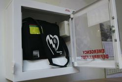 Potrzebował defibrylatora. "Był obok, ale go nie użyli"