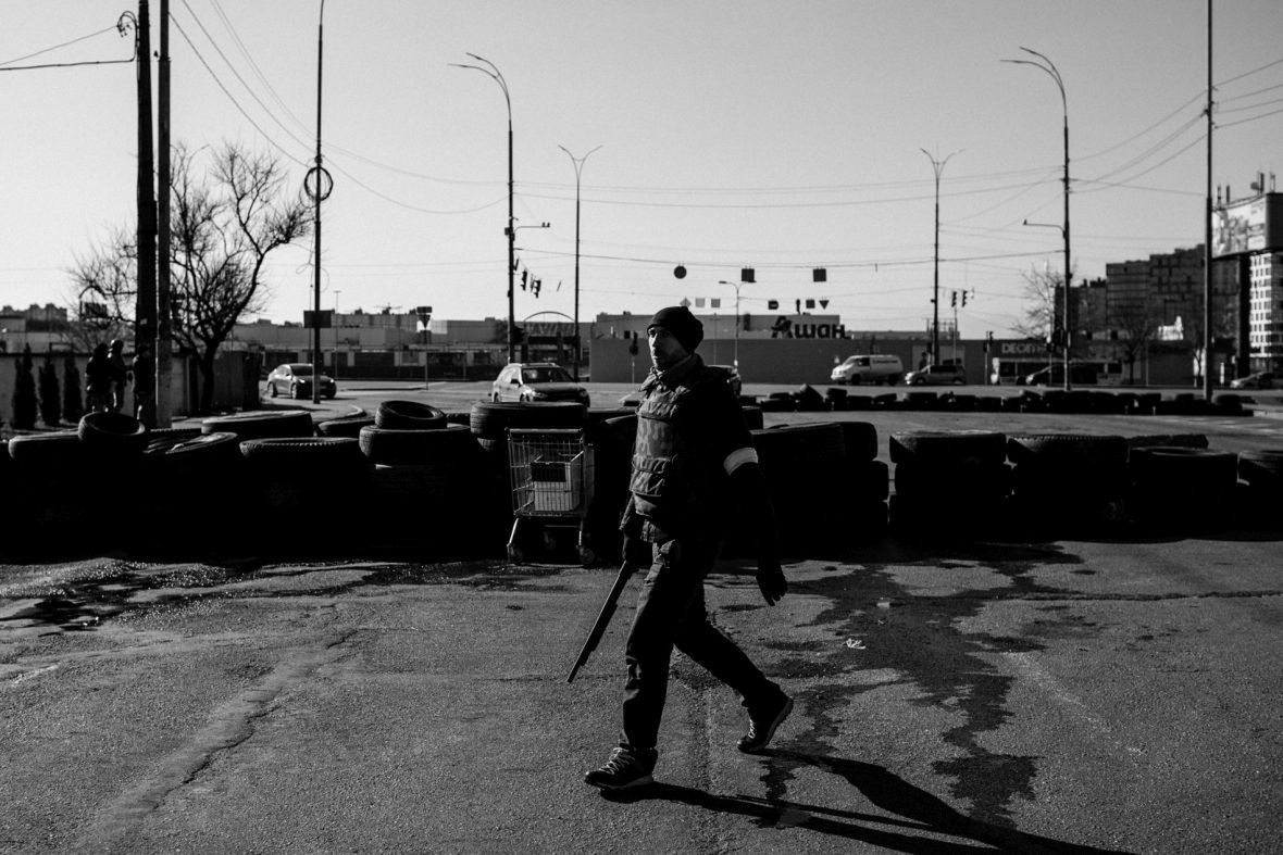 Checkpoint Obrony Terytorialnej przy wyjeździe z miasta. Kijów, 28 lutego 2022 roku