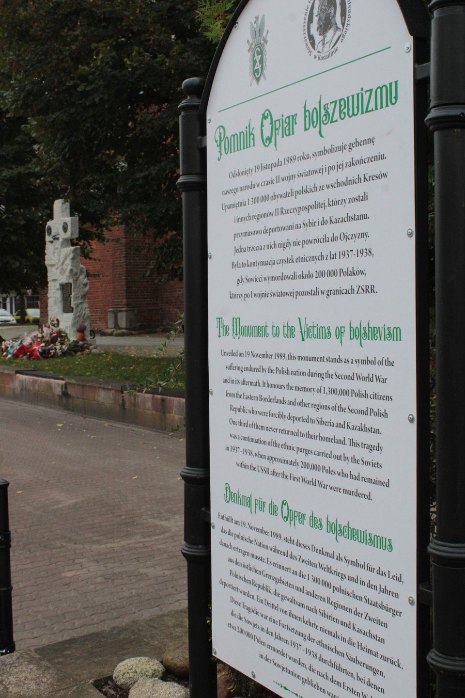 TABLICA PRZY POMNIKU OFIAR BOLSZEWIZMU
