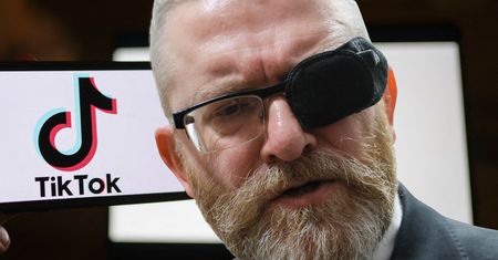 Kłopoty Brauna na TikToku. Platforma usuwa treści europosła
