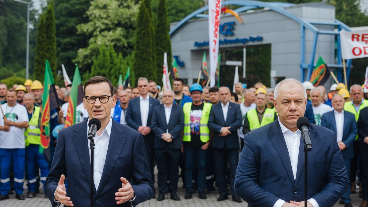 Premier Mateusz Morawiecki i wicepremier Jacek Sasin w Turowie