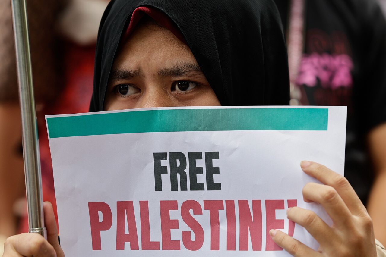 Israeli airstrikes shatter aid efforts amid Gaza war
