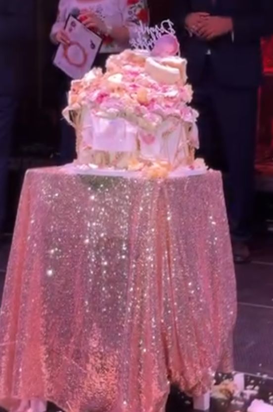 Michał Wiśniewski włożył głowę w tort