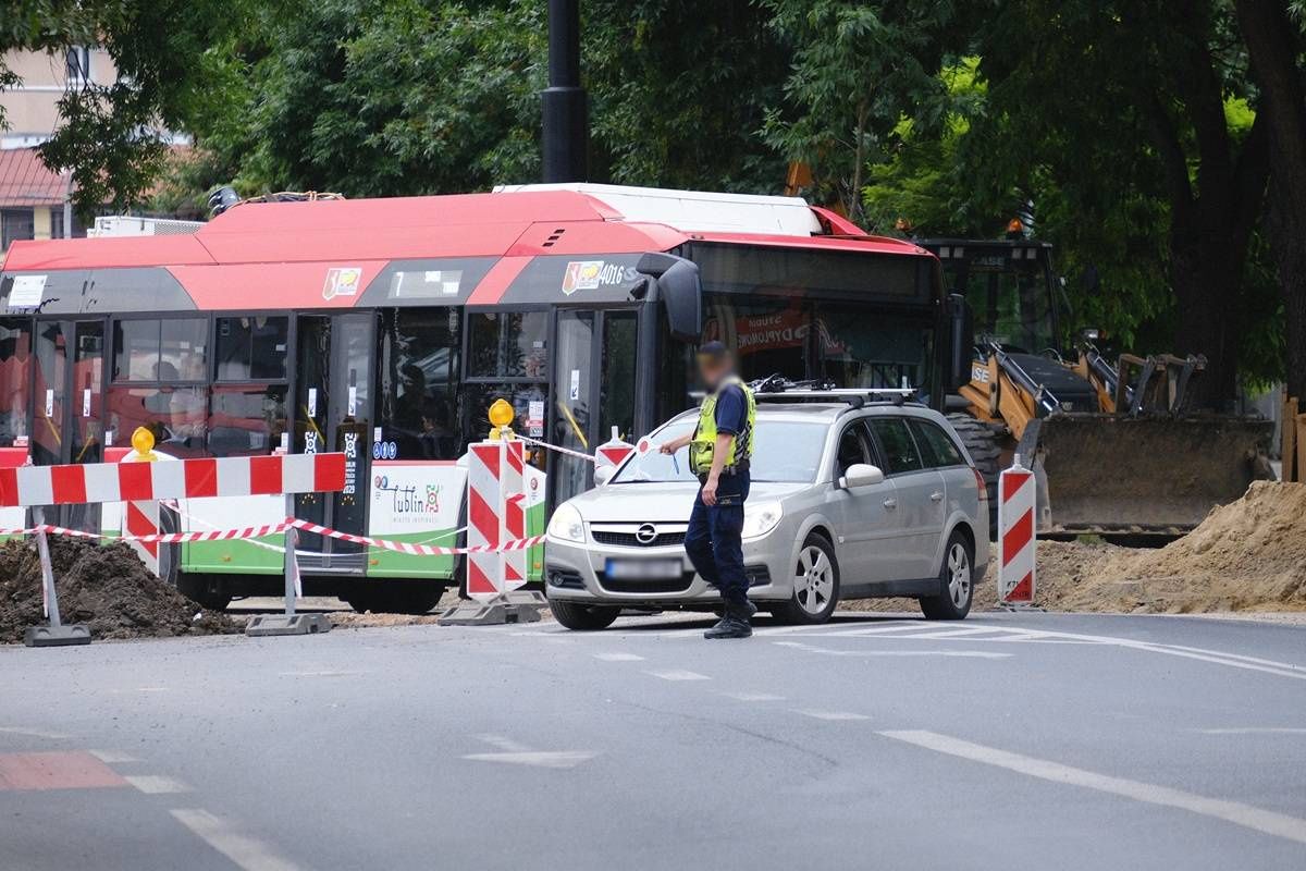 Strażnicy miejscy zatrzymujący kierowców jadących pod zakaz na ul. Zamojskiej