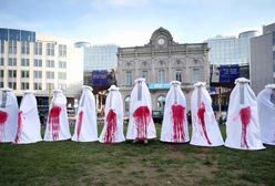 Mocny protest przed Europarlamentem. Kobiety stanęły w "zakrwawionych"sukniach