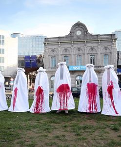 Mocny protest przed Europarlamentem. Kobiety stanęły w "zakrwawionych"sukniach