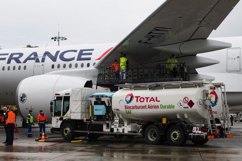 Linie lotnicze w UE, np. KLM, muszą stosować 2 proc. domieszki 