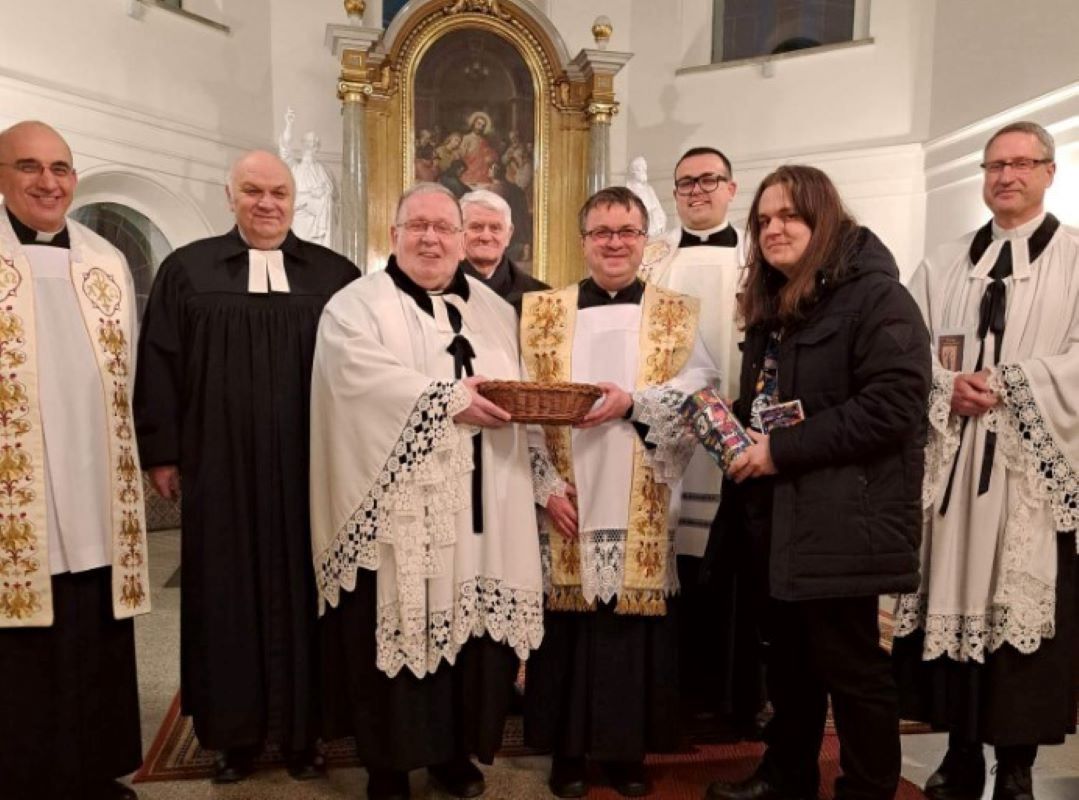 Poruszający gest duchownych. Oddali całą tacę