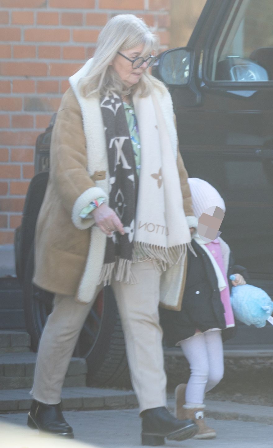 Mama Anny Lewandowskiej opiekuje się wnuczkami