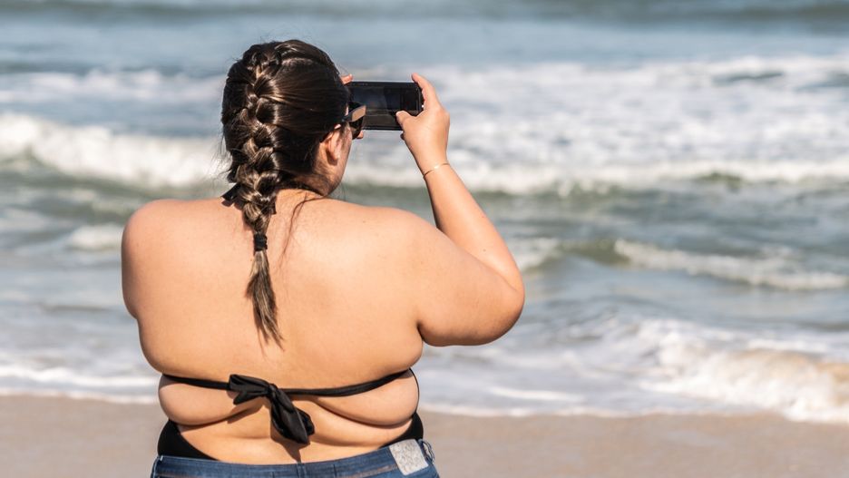 “Każde ciało nadaje się na plażę” - przekonują ciałopozytywne aktywistki. Kobietom czasem jednak trudno w to uwierzyć