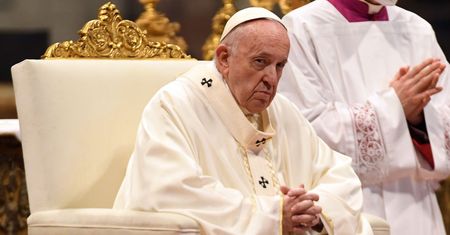 Papież wraca do zdrowia. Przy okazji wspiera małych pacjentów