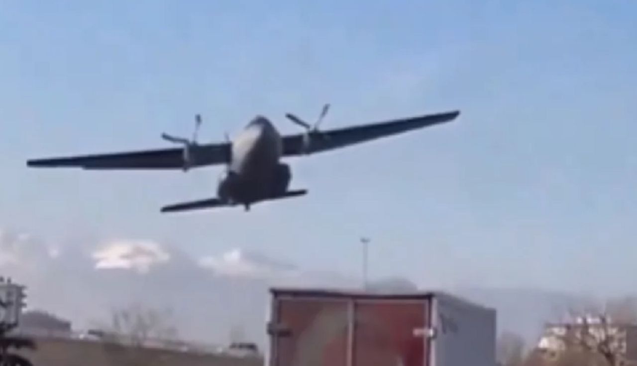 Turkish military plane executes emergency landing over busy city road in Kayseri, caught on camera