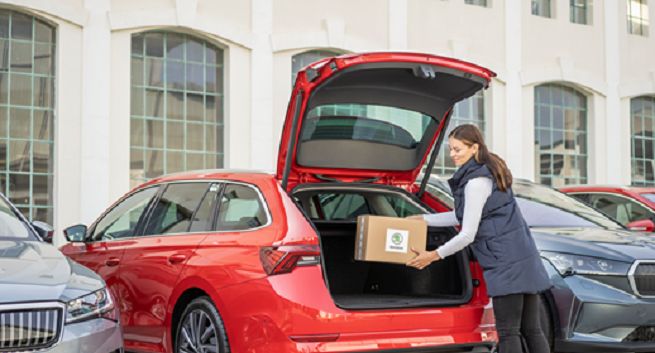 Škoda testuje usługę Car Access umożliwiającą dostawę kurierską wprost do samochodu
