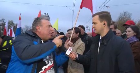 "Skradł show" w TVP Info. Nagle podszedł i dorwał się do mikrofonu