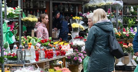 Ile kosztują znicze i kwiaty w środę 1 listopada? Sprawdźcie ceny