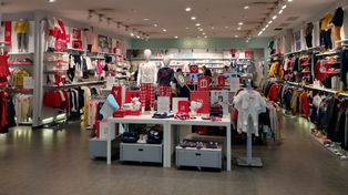 Koniec francuskiej sieci z odzieżą w Polsce. Zwrotów już nie przyjmują