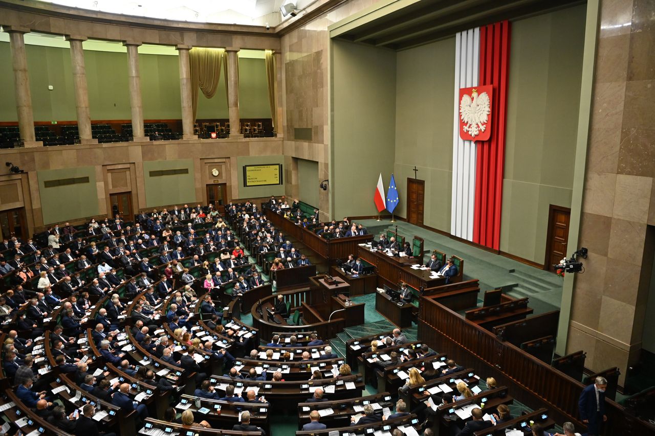 Lobbyści z branży alkoholowej oraz tytoniowej próbują namawiać posłów klubu PiS, by w czwartkowym głosowaniu sprzeciwili się podwyżce akcyzy na ich wyroby 