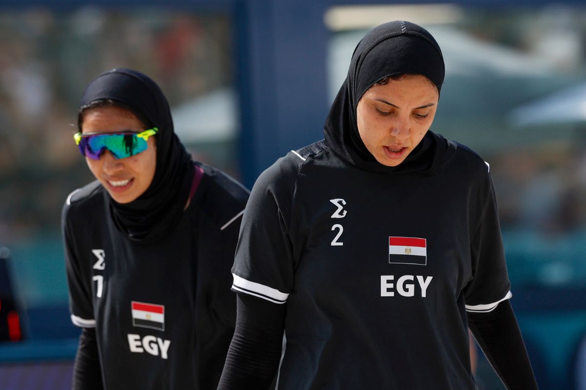 Egyptian athletes defy French hijab ban at Olympic volleyball match