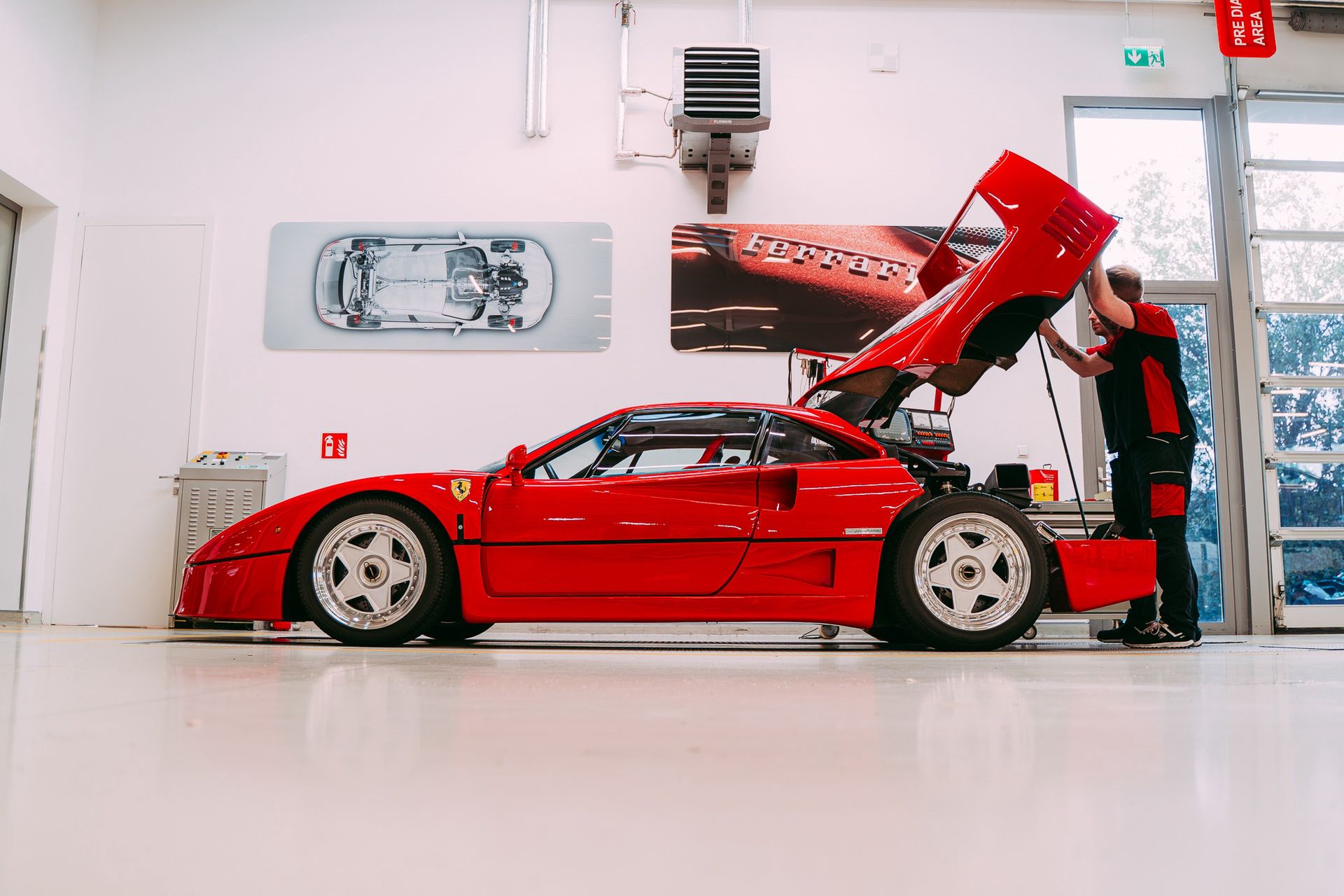 Ferrari F40 w Ferrari Katowice (1990)