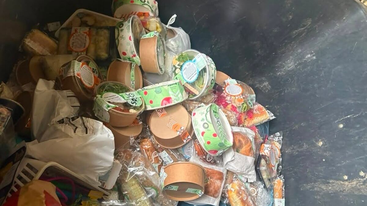 Posiłki od Ślimak Catering w koszu na śmieci przy ul. Agatowej