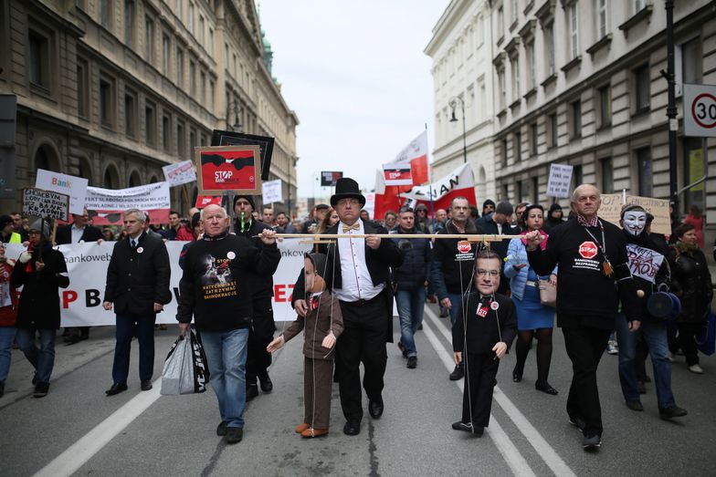 Leszek Szyma�skifrankowicze, komoroski i duda, kuk�a, kuk�y, manifestacja, marionetki, pa�ac prezydencki, protest, Stop Bankokracji, transparent, transparenty, ustawa