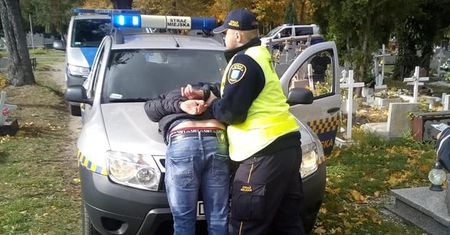 Dewastowali groby dzieci i niemowląt. Jeden z wandali został zatrzymany, drugi zbiegł