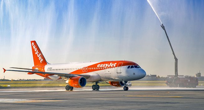Zdjęcie pasażerki na zepsutym siedzeniu w samolocie EasyJet hitem internetu. Ostra reakcja przewoźnika