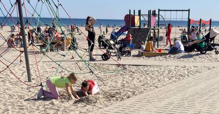 W Gdyni jak w sezonie. "Na plaży tłumy, na placu zabaw aż czarno"