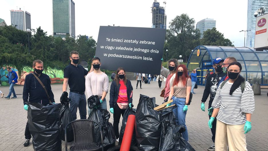 Warszawa. Kilkanaście dużych worków śmieci z lasu w Celestynowie zebrano w ciągu jednego dnia 