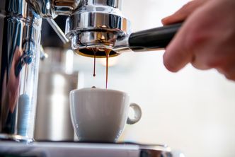 Kontuzja podczas wyjścia na kawę to nie wypadek przy pracy? Jest orzeczenie sądu. Kiedy pracownik dostanie odszkodowanie?