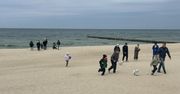 Mielno: Niedzielny spacer i tłumy na plaży