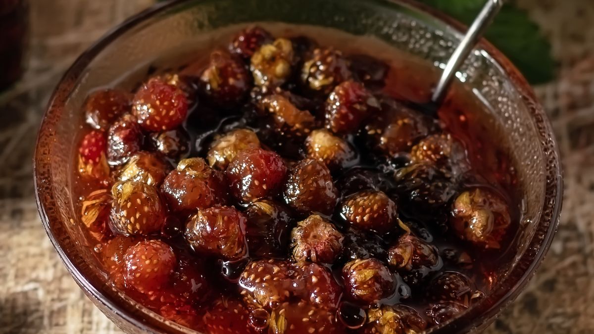 Zupa poziomkowa na czerwonym winie