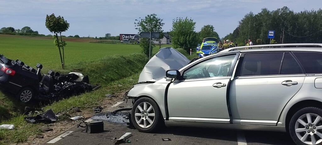 Fot. KMP w Płocku. Czołowe zderzenie dwóch aut