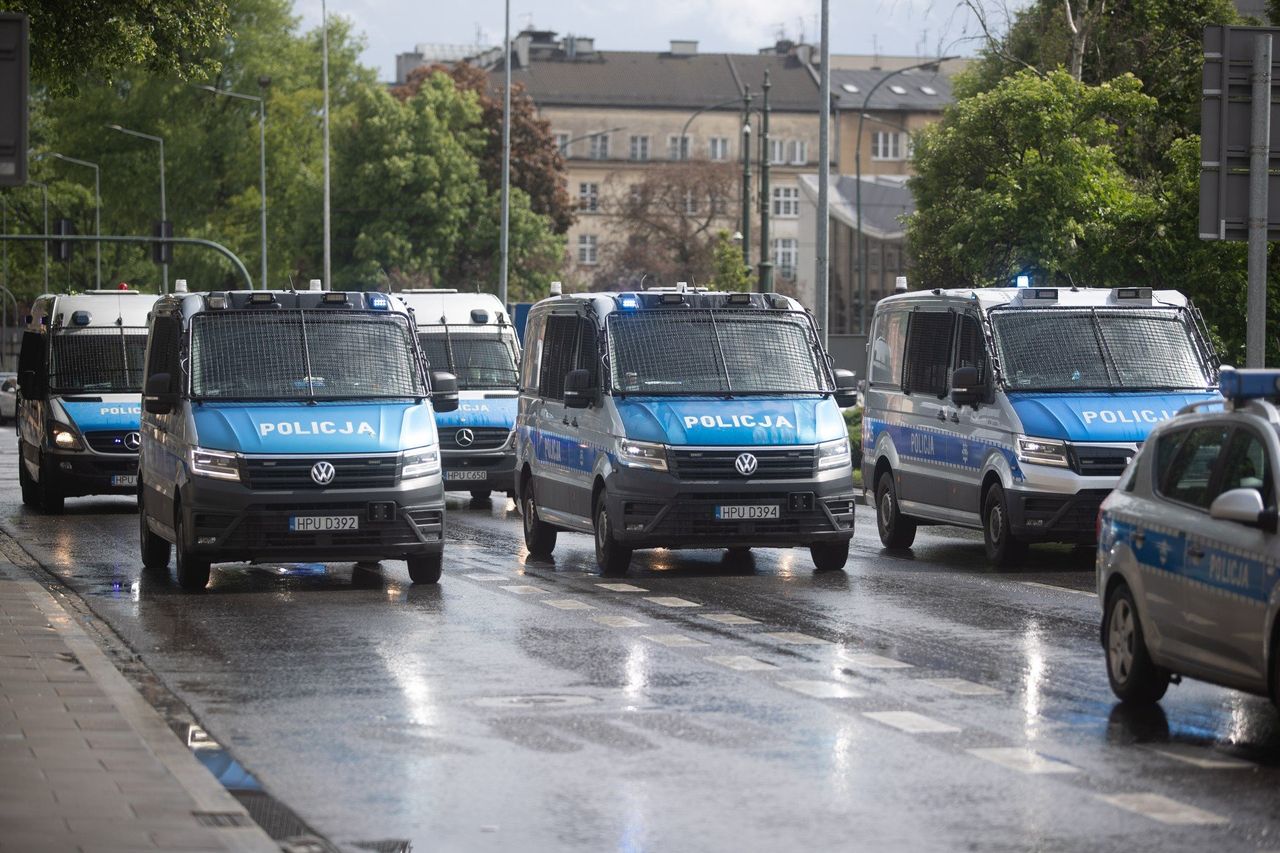 Ile zarabiają policjanci rozpoczynający karierę w mundurze? Jakie dodatki im przysługują? Sprawdź!
