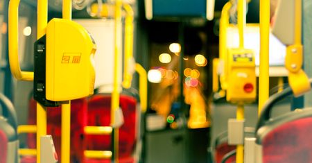 Transport publiczny. Statystyczny gapowicz ma niepłacenie we krwi