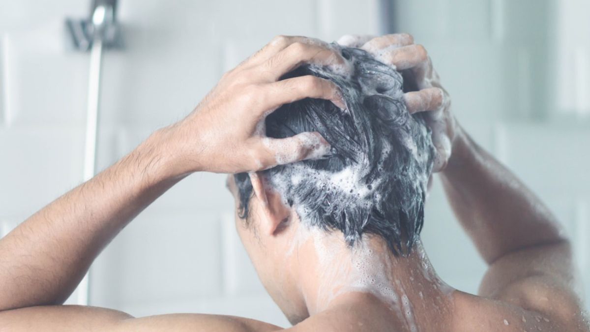 Szampon oczyszczający to kosmetyk, który bardzo dokładnie myje skórę głowy i włosy.