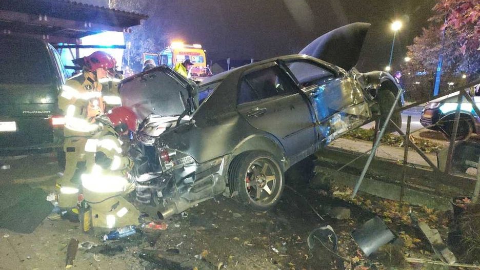 Lexus zawisł na ogrodzeniu