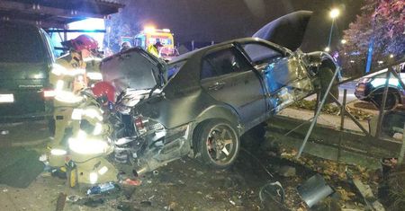 Koszmarny wypadek. Lexus zawisł na ogrodzeniu.