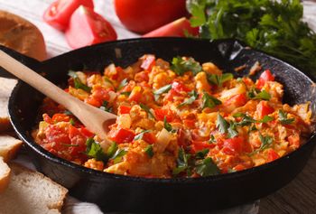 Na śniadanie robię jajecznicę po turecku. Smakuje i wygląda lepiej niż klasyczna