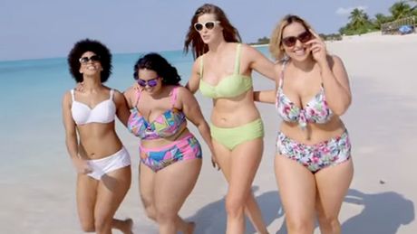 Modelki XL reklamują kostiumy kąpielowe!