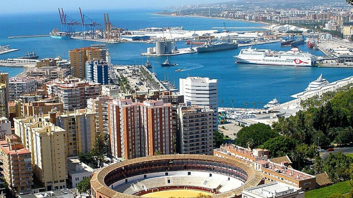 Hiszpańska Malaga ma problem z turystami. Chodzi o strój