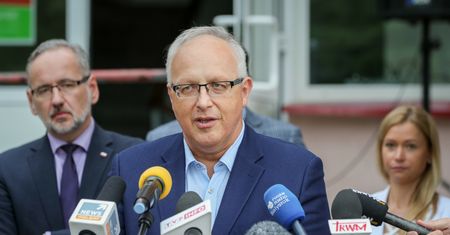 Nowe restrykcje zbyt łagodne? Jednoznaczna ocena prof. Flisiaka