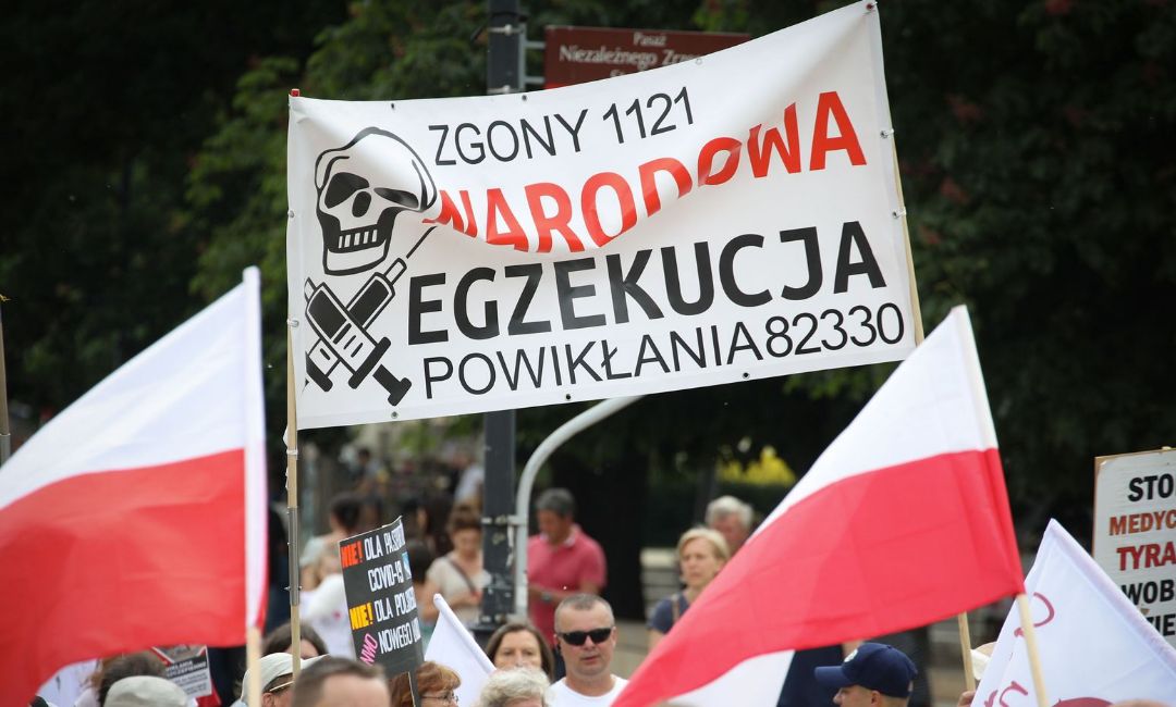 Narodowa egzekucja - hasło z antyszczepionkowych protestów jest powtarzane również podczas rozmów z konsultantami 