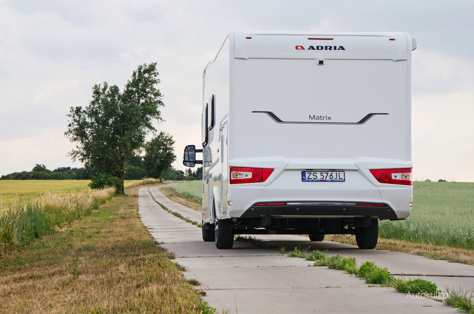 Z tyłu kamper wygląda jak wielkie pudło na kołach