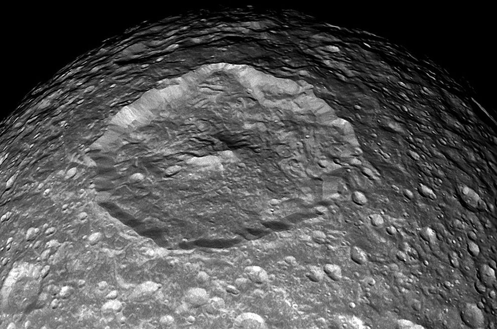 Krater Herschel na Mimasie. Zdjęcie wykonane z odległości "zaledwie" 9500 km podczas maksymalnego zbliżenia się sondy Cassini do powierzchni księżyca w lutym 2009 r.