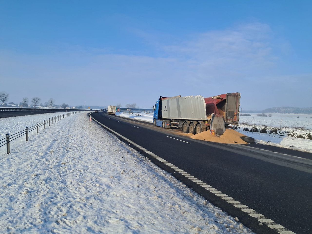 Kolizja dwóch tirów. Finał? 8 ton zboża na S7