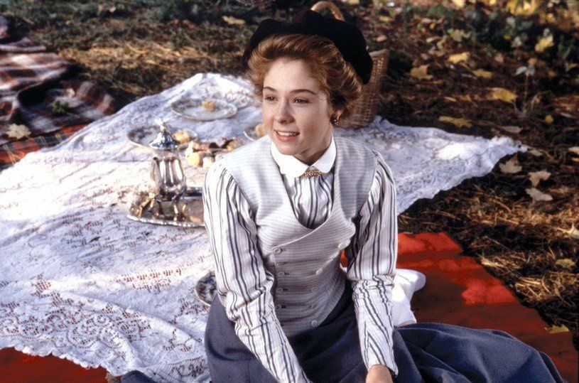 To ona 38 lat temu grała Anię z Zielonego Wzgórza. Miała wtedy 17 lat. Dziś Megan Follows, czyli Ania Shirley z filmów o Ani z Zielonego Wzgórza ma 55 lat.Zobacz w naszej galerii, jak teraz wygląda Megan Follows, czyli Ania z Zielonego Wzgórza &gt;&gt;&gt;&gt;&gt;