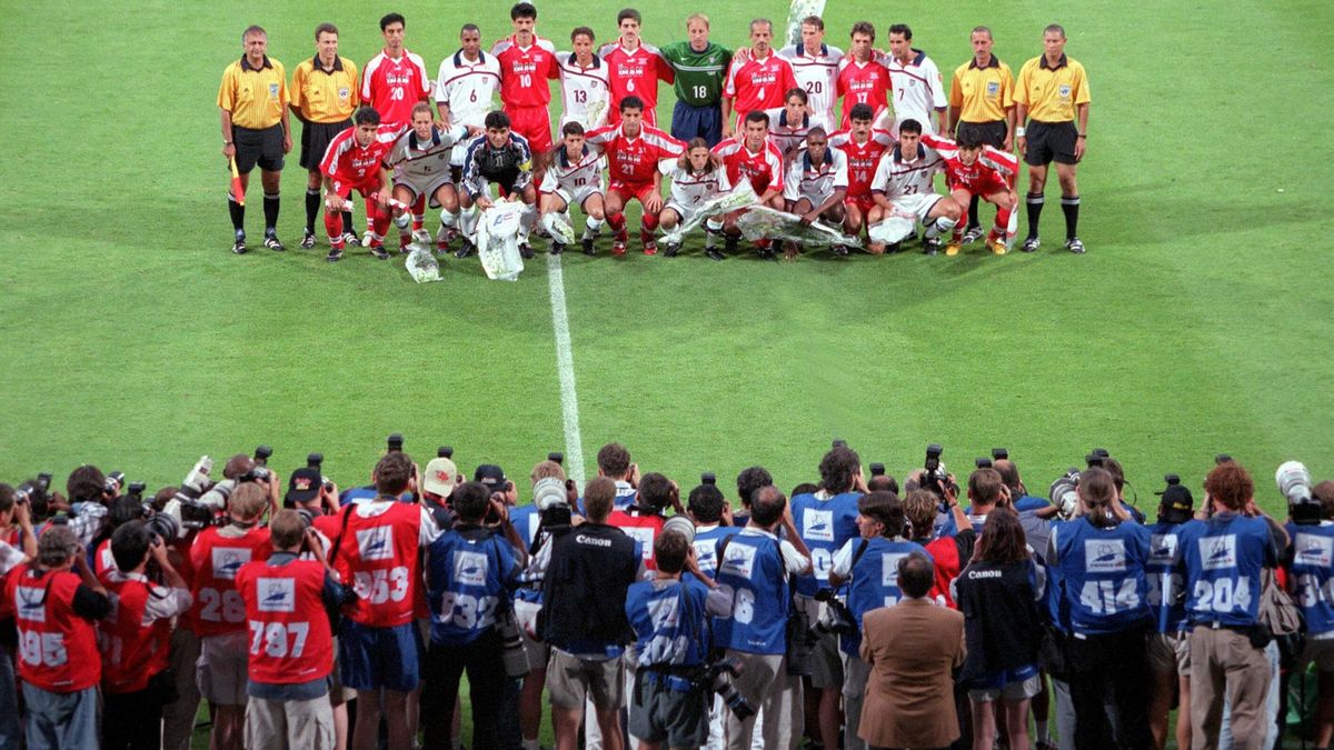 Francja 1998. USA - Iran, zdjęcie piłkarzy przed spotkaniem źródło: https://twitter.com/FIFAcom