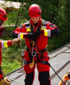 Warszawa. Mężczyzna wszedł na słup energetyczny. 1,5 godziny negocjacji i wyłączenie prądu